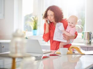 Ser mãe é uma tarefa incrível e gratificante, mas também pode ser bastante desafiadora, especialmente quando se trata de manter a casa organizada e funcionando sem problemas, não é mesmo mamãe?! E, pensando nisso, neste post, compartilharemos 7 dicas práticas para descomplicar a organização doméstica e tornar a vida mais fácil para mães ocupadas como você.